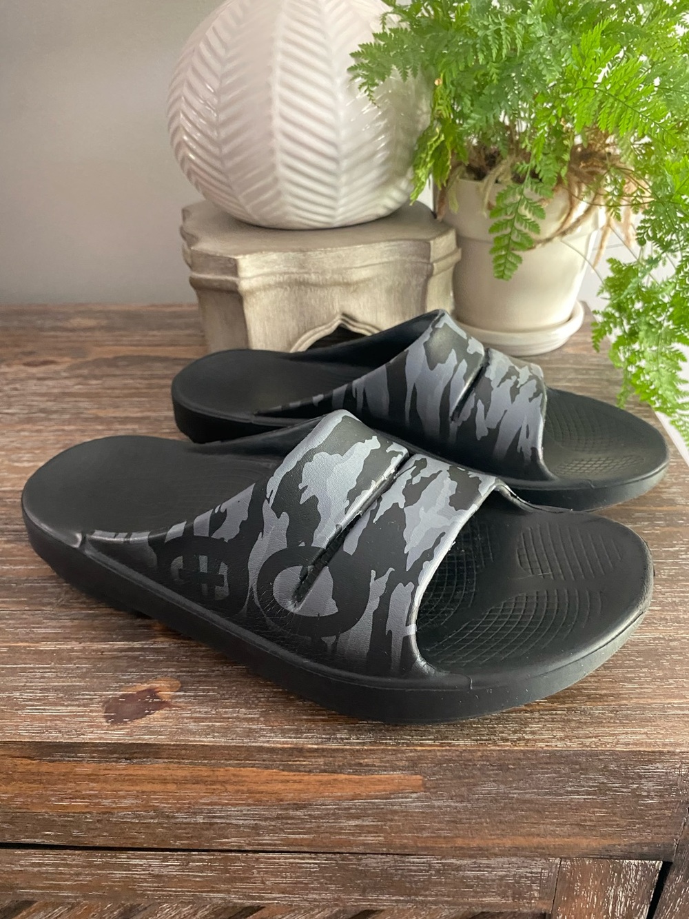 OOFOS OOahh Ltd Ed Camo Slides Sandals Comfortable Shoe Mens 10 Women‎ 12 Black